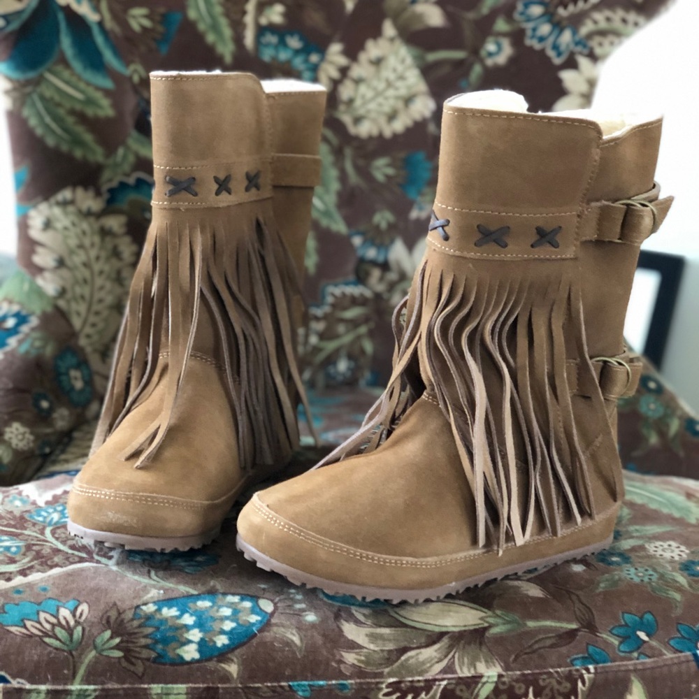Bear paw fringed suede boots sz7 NIB